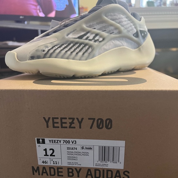 Yeezy 700 V3 - Picture 3 of 3